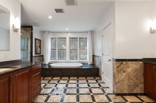 112 Edgewater Dr, Needham MA 02492-2776 exterior