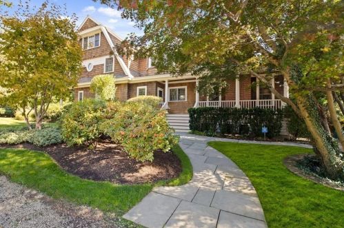 92 Dartmouth St, Newton, MA 02465-2802