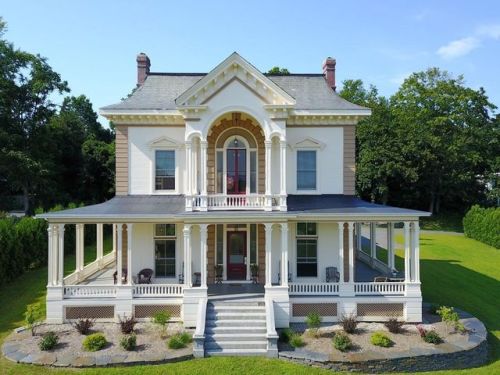 38 Gray St, Amherst, MA 01002-2104