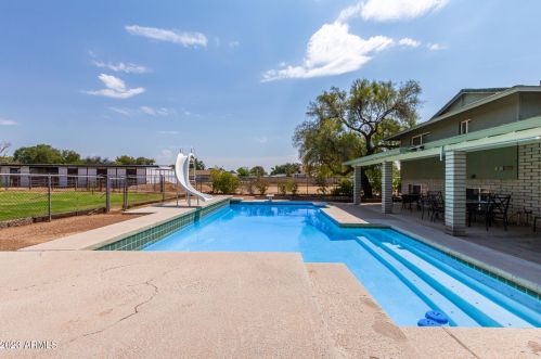 4210 Country Gables Dr, Phoenix AZ 85053-4528 exterior