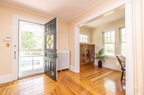 10 Hyde St, Newton MA 02461-1203 exterior