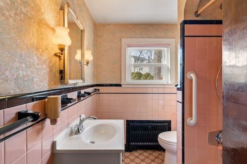 37 Spruce St, Milton MA 02186-4633 exterior