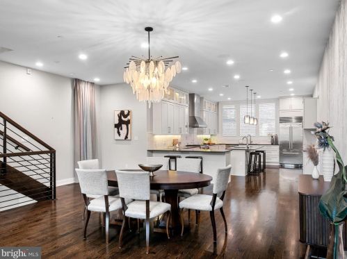 218 3rd St, Philadelphia, PA 19106-1113