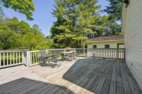 27 Ridgedale Ave, East Hanover NJ 07936-1804 exterior