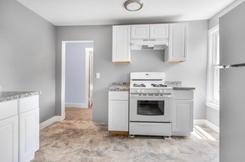 556 Bradford Ave, Fall River MA 02721-1017 exterior