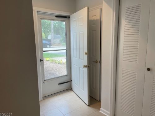 1-1 Dara Dr, East Hanover NJ  07936-1660 exterior