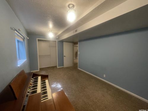 2193 Gyrfalcon Dr, Sandy UT 84092-4049 exterior