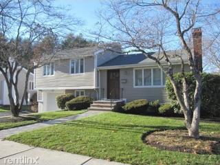 272 Spiers Rd, Newton MA  02459-3727 exterior