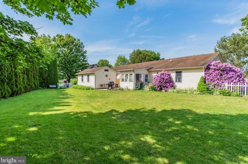 2 Wesley Dr, Carlisle PA 17015-4377 exterior