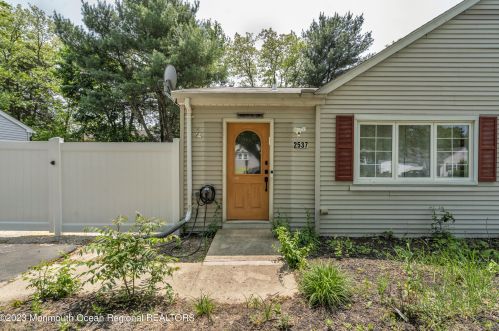 2537 Lexington Ct, Jackson Twp NJ 08527-5033 exterior