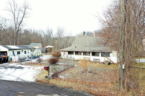 54 Valley St, Agawam, MA 01001-1122