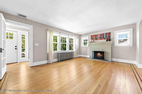 182 Pinckney Rd, Little Silver NJ 07739-1015 exterior