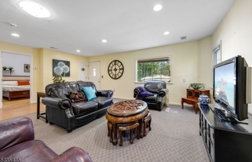 27 Ridgedale Ave, East Hanover NJ 07936-1804 exterior