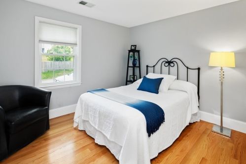 10 Leonard St, Hingham MA 02043-4725 exterior