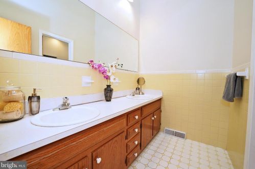 35 Woodlane Rd, Trenton NJ  08648-5543 exterior