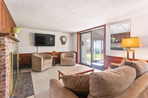 379 Main St, Groveland MA 01834-1428 exterior