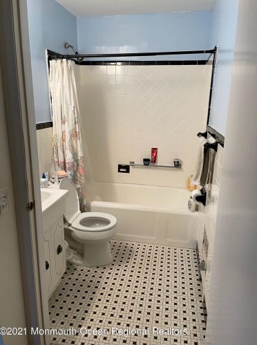 41 Salem Ln, Little Silver NJ 07739-1038 exterior