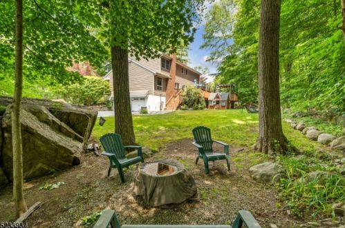 6 Cheshire Ln, Skyline Lakes NJ 07456-2743 exterior