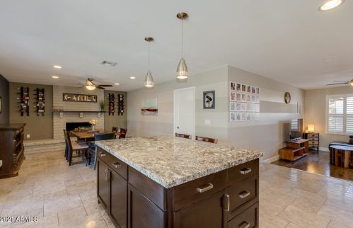 725 Country Gables Dr, Phoenix AZ 85053-4528 exterior