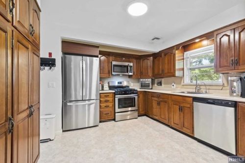 32 Deacon Pl, Cresskill NJ  07626-1139 exterior