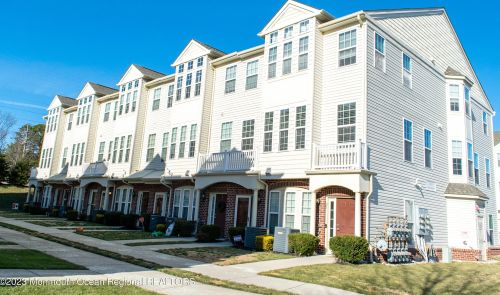 28 Jake Dr, Tinton Falls, NJ 07712-7534