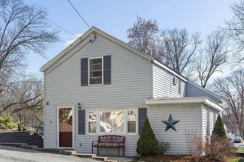 51 Camden St, Dracut, MA 01826-5717