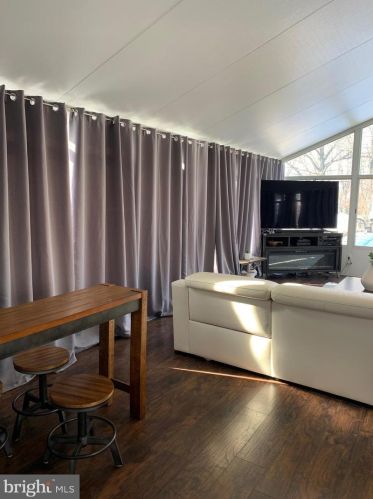 817 Broad St, West Deptford NJ 08096-1605 exterior