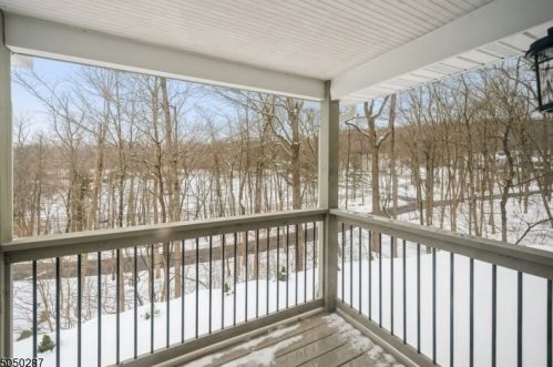 90 Ricker Dr, Skyline Lakes, NJ 07456-1305