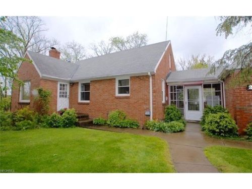 26284 Solon Rd, Cleveland, OH 44146-4752