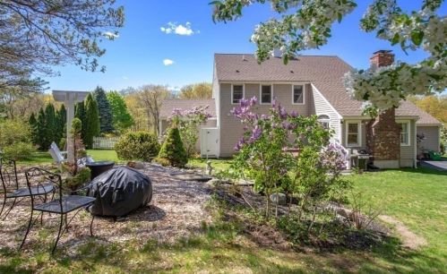 21 Franklin Rodgers Rd, Hingham MA 02043-2665 exterior