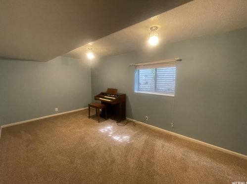 2193 Gyrfalcon Dr, Sandy UT 84092-4049 exterior