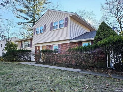 22 Burns Pl, Cresskill NJ  07626-1049 exterior