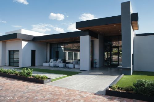 4621 Camelback Rd, Phoenix AZ 85033-1534 exterior