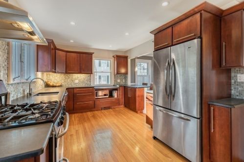 2 Bonad Rd, Milton MA 02186-3212 exterior