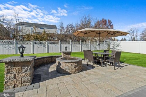 13 Equestrian Dr, Burlington NJ 08016-3065 exterior