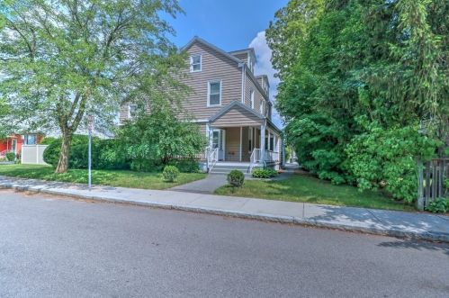 37 Walnut Pl, Newton MA 02460-1819 exterior