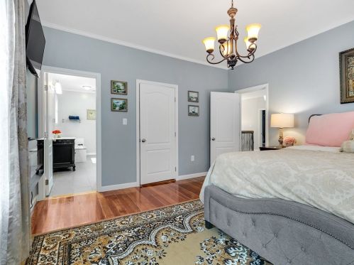 6 Rowe St, Newton MA 02466-1596 exterior