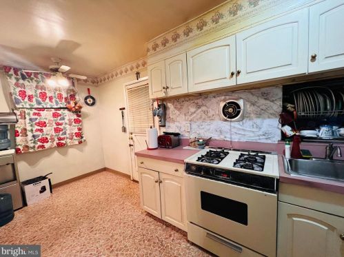 7815 Horrocks St, Philadelphia, PA 19152-3708