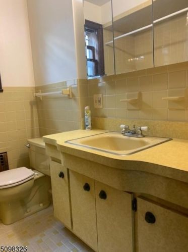 66 Greylock Ave, Belleville NJ  07109-3304 exterior