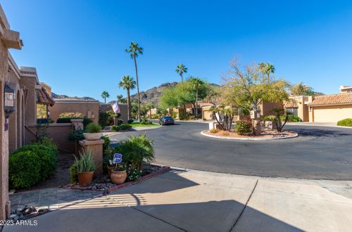 1015 Becker Ln, Phoenix, AZ 85020-1532