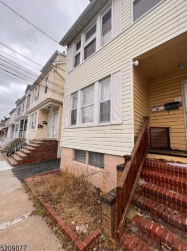 32 Windsor St, Kearny, NJ 07032-2069