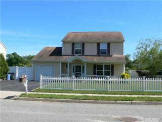 2 2nd Pl, Bayshore, NY 11706-6720