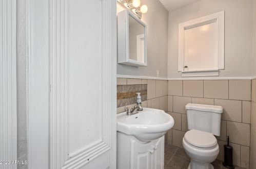 1351 Clarendon Ave, Phoenix AZ 85033-4118 exterior