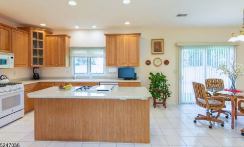 50 Deanna Dr, East Hanover NJ 07936-3208 exterior