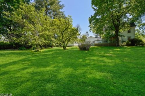 27 Ridgedale Ave, East Hanover NJ 07936-1804 exterior