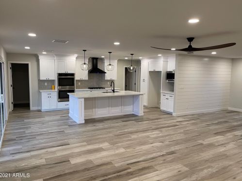 2501 Beryl Ave, Phoenix AZ  85028-3714 exterior