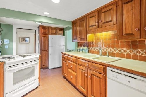 32 Main St, Rockport MA 01966-1512 exterior