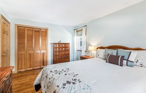 1069 Burt St, Taunton MA 02780-5166 exterior