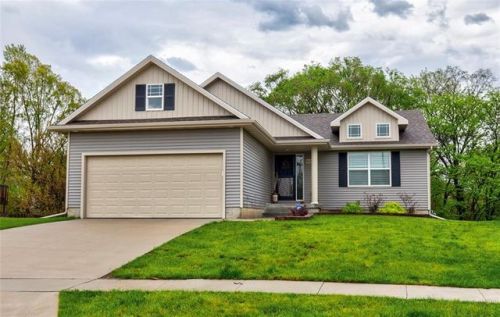 3637 Brook Run Dr, Des Moines, IA 50317-5121