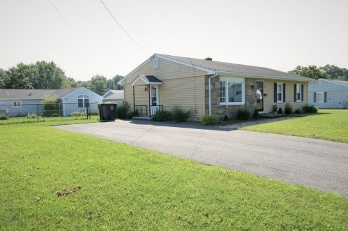 103 Pennsylvania Ave, Fall River, MA 02726-3704